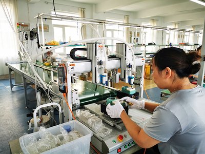 智能水表裝配線企業所屬行業：電子行業, 改造后效果：  （1）整線連線式作業降低物料周轉提高效率。  （2）后端無人化自動包裝  （3）產品合格率從原來95%，改造后是99.2%；,